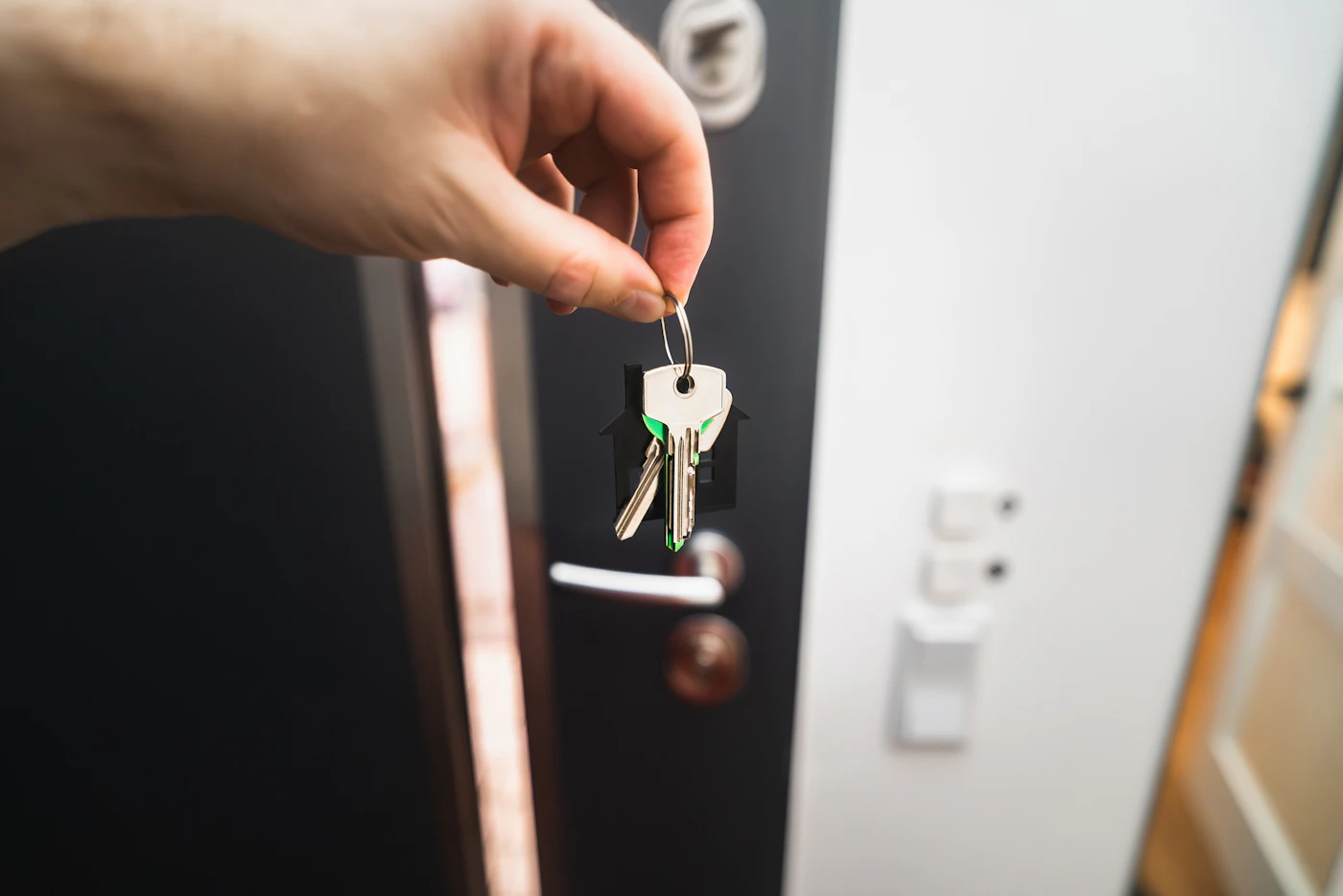 Clés tendues devant la porte d'un appartement